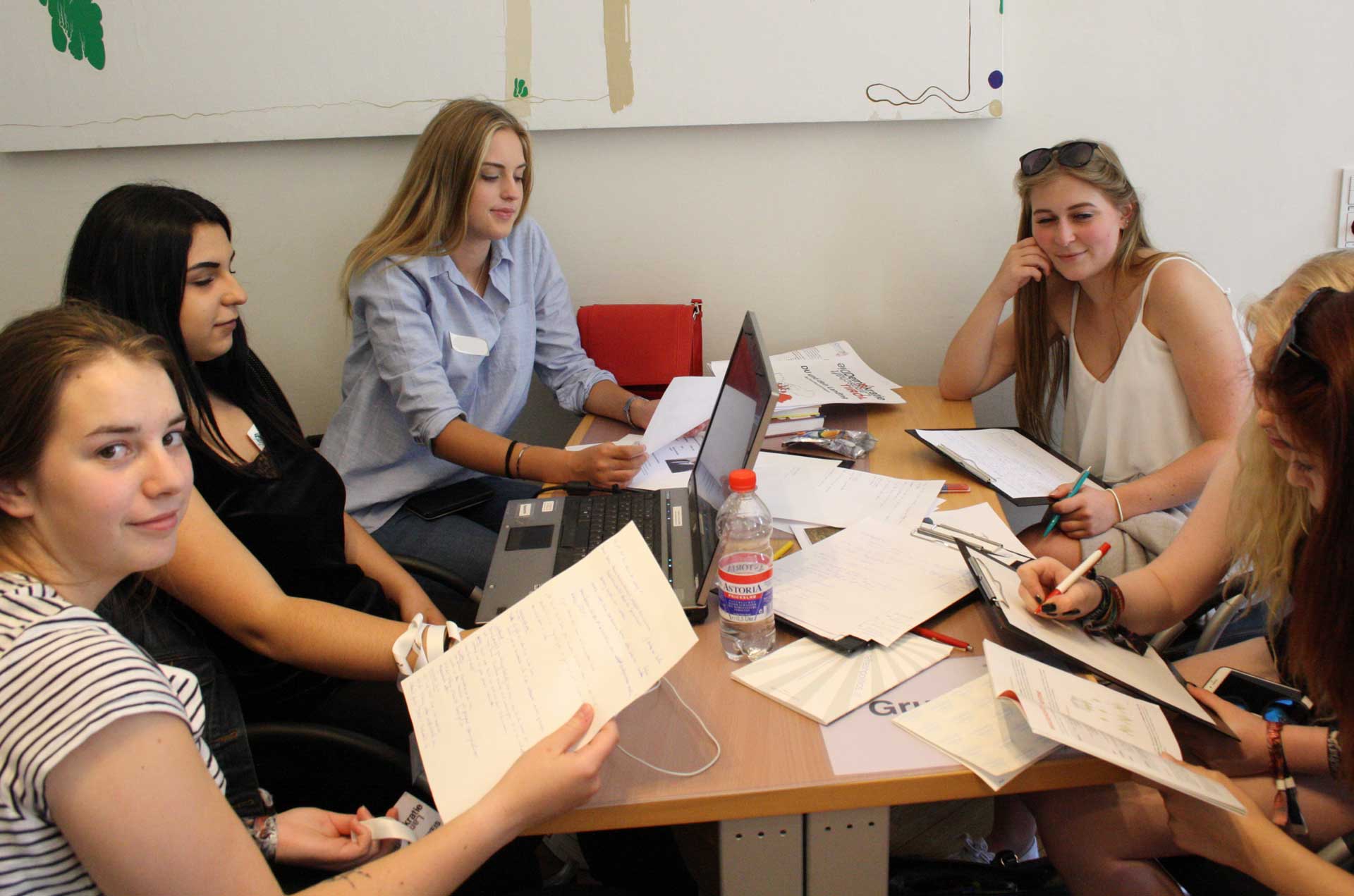 Schülerinnen bei der Recherche zum Thema Erstwähler:innen bei der Demokratielandschaft Tirol