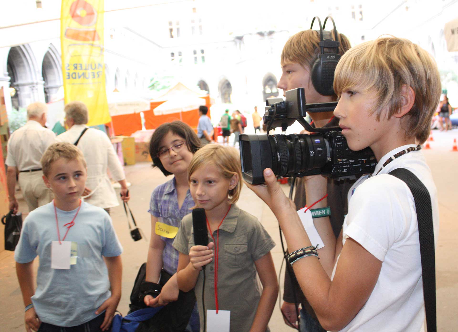 Gruppe von Teilnehmer:innen mit Kamera und Mikrofon bei Müllers Medien-Werkstatt